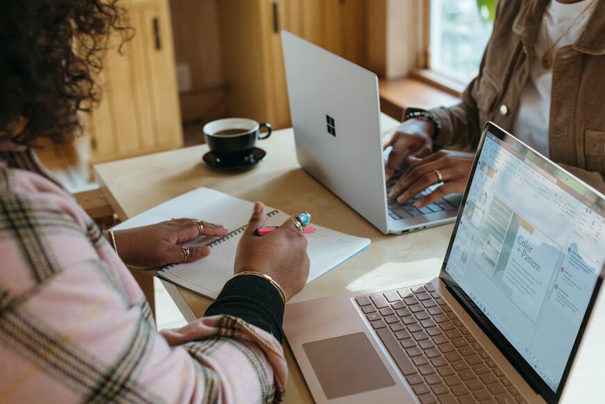 mujeres trabajando con el ordenador