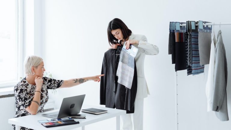 ¿Qué funciones realiza una consultora de moda sostenible?